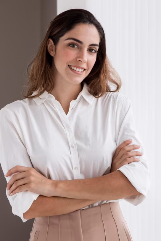 vista-frontal-da-elegante-empresaria_23-2148788834